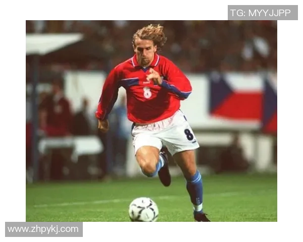 足球场上英姿飒爽，球星西装搭配展现不一样的魅力风采